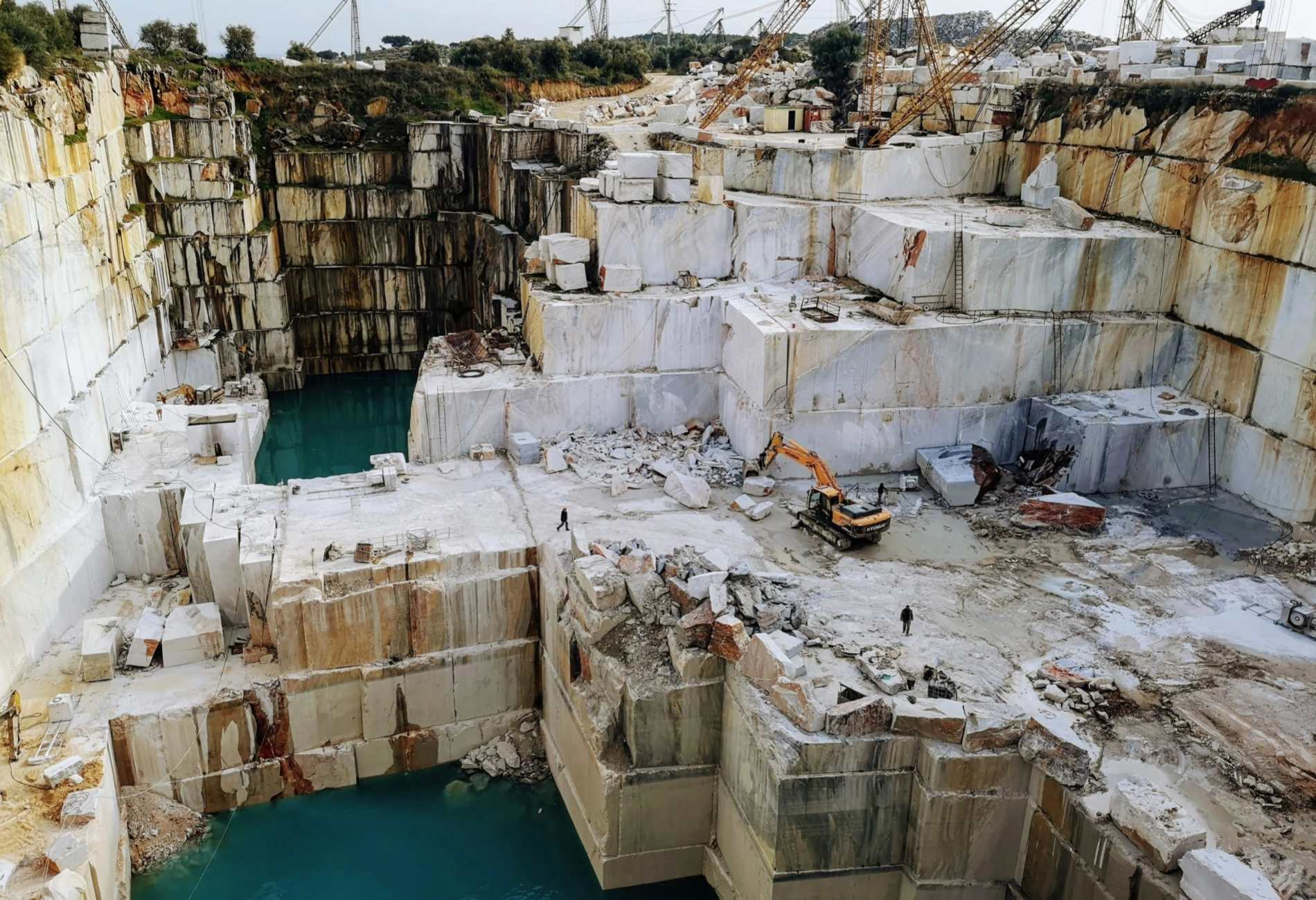 Natural stone quarry and global material sourcing network