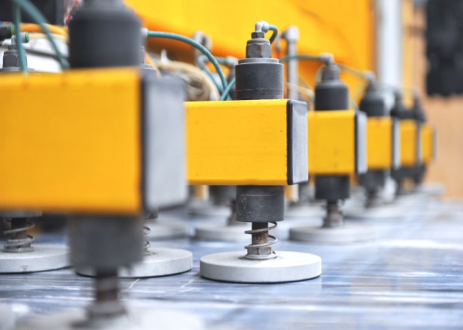 Stone processing equipment calibrating a polished surface
