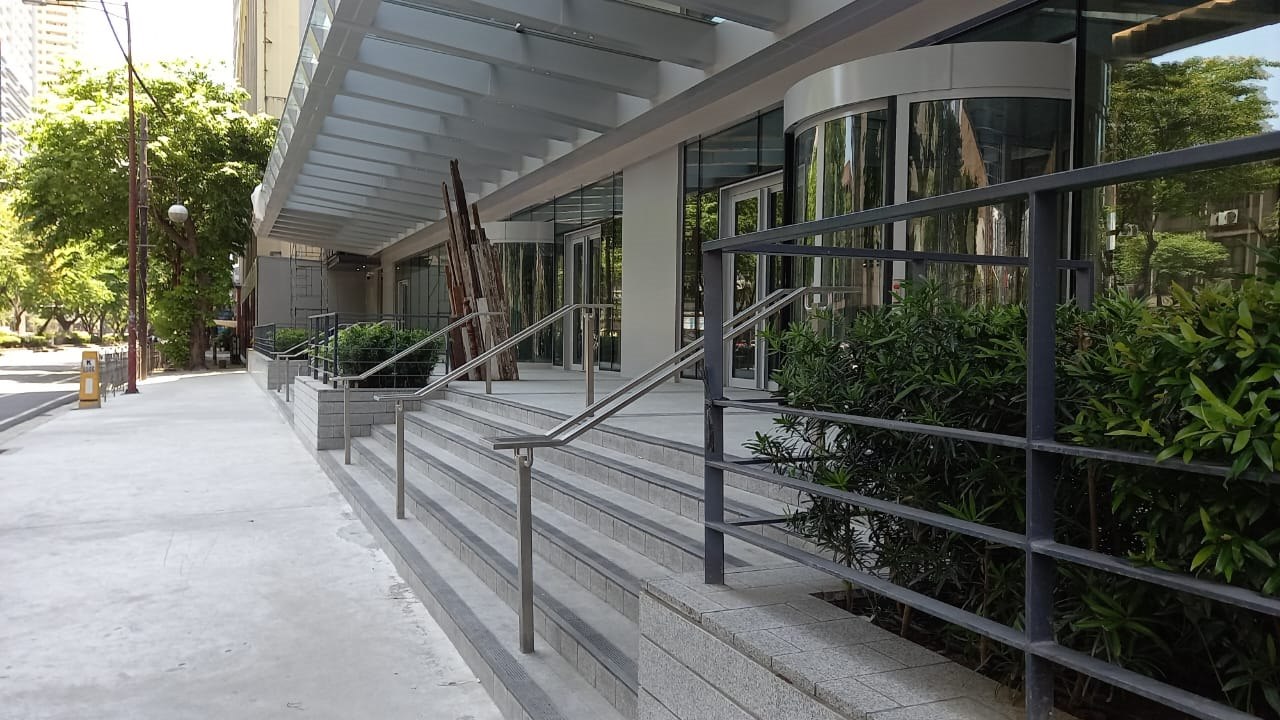 Granite entrance steps and accessible ramp at Bank Center